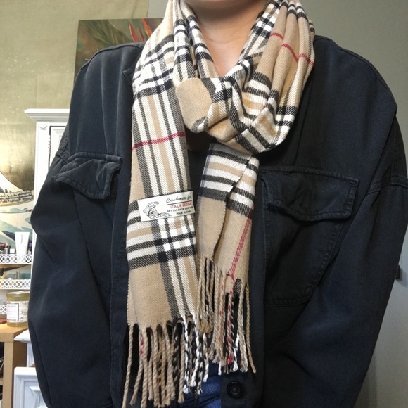 *SOLD* Cashmere feel scarf - Picture 4 of 7